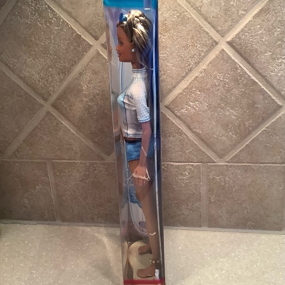 2004 Mattel Barbie Cali Girl Scented in Blue White and Surfboard Collectible NEW - Picture 6 of 9